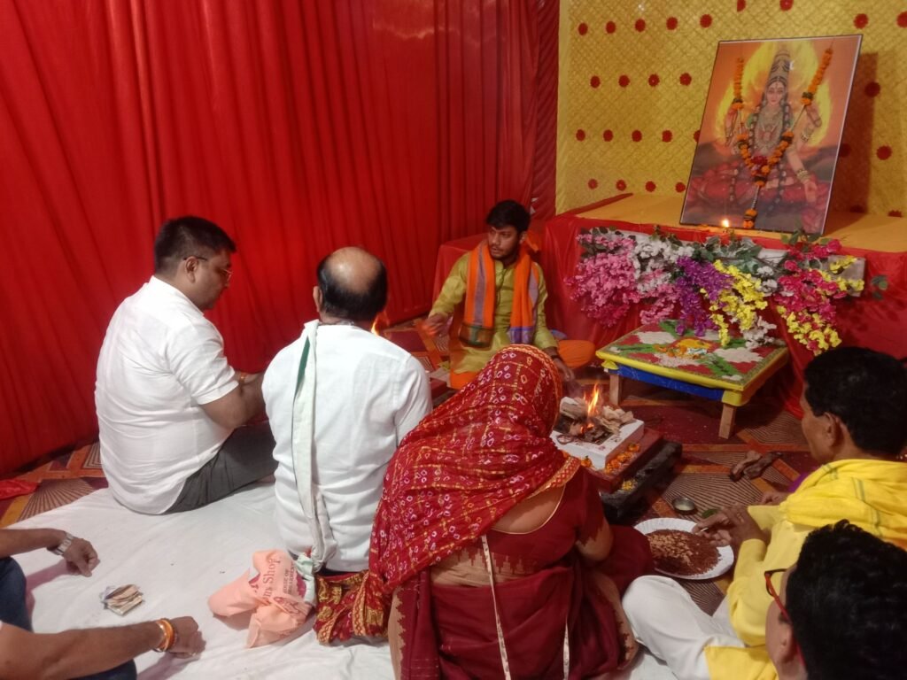 अद्भुत, ऐतिहासिक, अद्वितीय है शिवरीनारायण का धार्मिक अनुष्ठान- महामंडलेश्वर अमृतानंद सरस्वती भरत महाराज के सानिध्य में प्रतिदिन हजारों की संख्या में धर्म प्रेमी पहुंच रहे कथा स्थल पर, सवा करोड़ शिवलिंग निर्माण में जुटे शिव भक्तों का उत्साह अद्भुत, 10 महाविद्याओं के प्रयोग की हो रही पूजा- अर्चना, प्रदेश की दिग्गज हस्तियां भी पहुंच रही धार्मिक अनुष्ठान का दर्शन करने अद्भुत, ऐतिहासिक, अद्वितीय है शिवरीनारायण का धार्मिक अनुष्ठान- महामंडलेश्वर अमृतानंद सरस्वती भरत महाराज के सानिध्य में प्रतिदिन हजारों की संख्या में धर्म प्रेमी पहुंच रहे कथा स्थल पर, सवा करोड़ शिवलिंग निर्माण में जुटे शिव भक्तों का उत्साह अद्भुत, 10 महाविद्याओं के प्रयोग की हो रही पूजा- अर्चना, प्रदेश की दिग्गज हस्तियां भी पहुंच रही धार्मिक अनुष्ठान का दर्शन करने kshititech