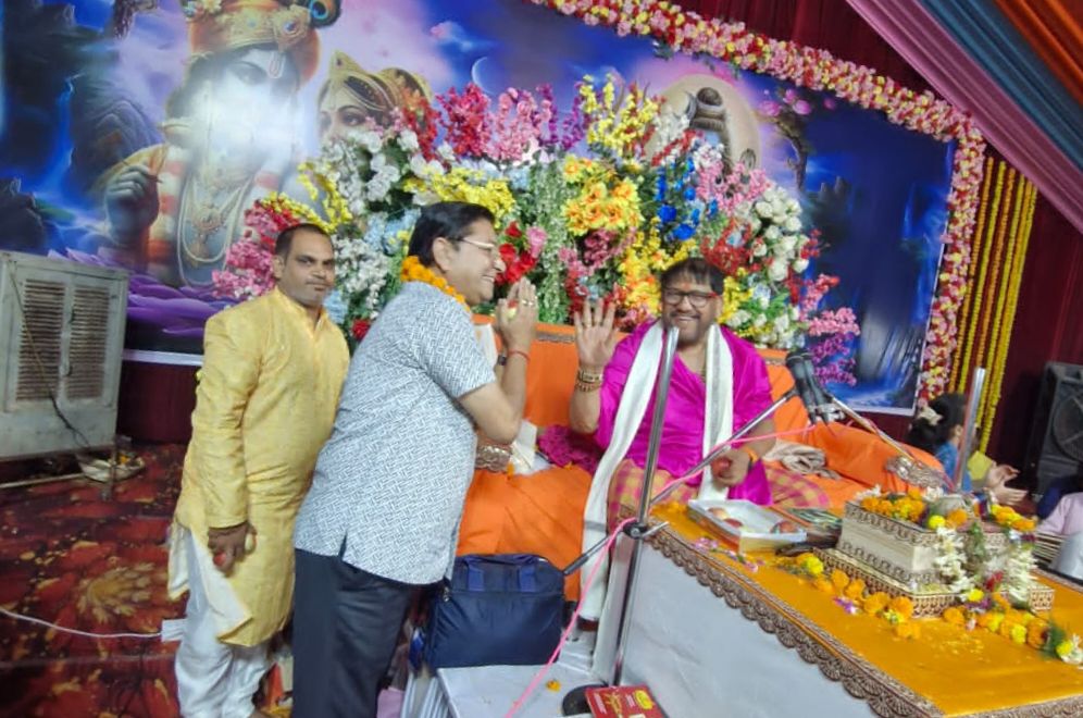 अग्रवाल सभा अध्यक्ष श्यामसुंदर अग्रवाल ने लिया महामंडलेश्वर अमृतानंद सरस्वती भरत महाराज का आशीर्वाद, राष्ट्रीय स्तर के धार्मिक अनुष्ठान में दर्शन करने पहुंचे श्याम सुंदर ने कहा ऐसा आयोजन हम सभी के लिए गौरवशाली, राधे राधे एवं भोलेनाथ के श्री घोष से गूंजायमान हो उठा है पूरा शिवरीनारायण अग्रवाल सभा अध्यक्ष श्यामसुंदर अग्रवाल ने लिया महामंडलेश्वर अमृतानंद सरस्वती भरत महाराज का आशीर्वाद, राष्ट्रीय स्तर के धार्मिक अनुष्ठान में दर्शन करने पहुंचे श्याम सुंदर ने कहा ऐसा आयोजन हम सभी के लिए गौरवशाली, राधे राधे एवं भोलेनाथ के श्री घोष से गूंजायमान हो उठा है पूरा शिवरीनारायण kshititech