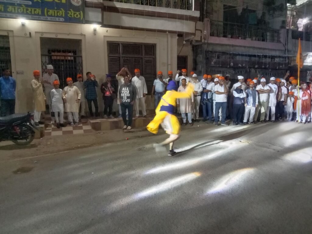 शक्ति के अग्रवाल समाज ने किया गुरुनानक देव जी की शोभा यात्रा का भव्य स्वागत, स्वागत के साथ ही स्वल्पाहार का भी किया आयोजन, अग्रवाल सभा अध्यक्ष श्यामसुंदर ने कहा-सक्ति शहर में सर्व समाज आपसी सौहाद्र एवं समन्वय की है मिशाल, श्री अग्रसेन जयंती समारोह समिति सत्र- 2024 के भी सदस्य रहे मौजूद शक्ति के अग्रवाल समाज ने किया गुरुनानक देव जी की शोभा यात्रा का भव्य स्वागत, स्वागत के साथ ही स्वल्पाहार का भी किया आयोजन, अग्रवाल सभा अध्यक्ष श्यामसुंदर ने कहा-सक्ति शहर में सर्व समाज आपसी सौहाद्र एवं समन्वय की है मिशाल, श्री अग्रसेन जयंती समारोह समिति सत्र- 2024 के भी सदस्य रहे मौजूद kshititech