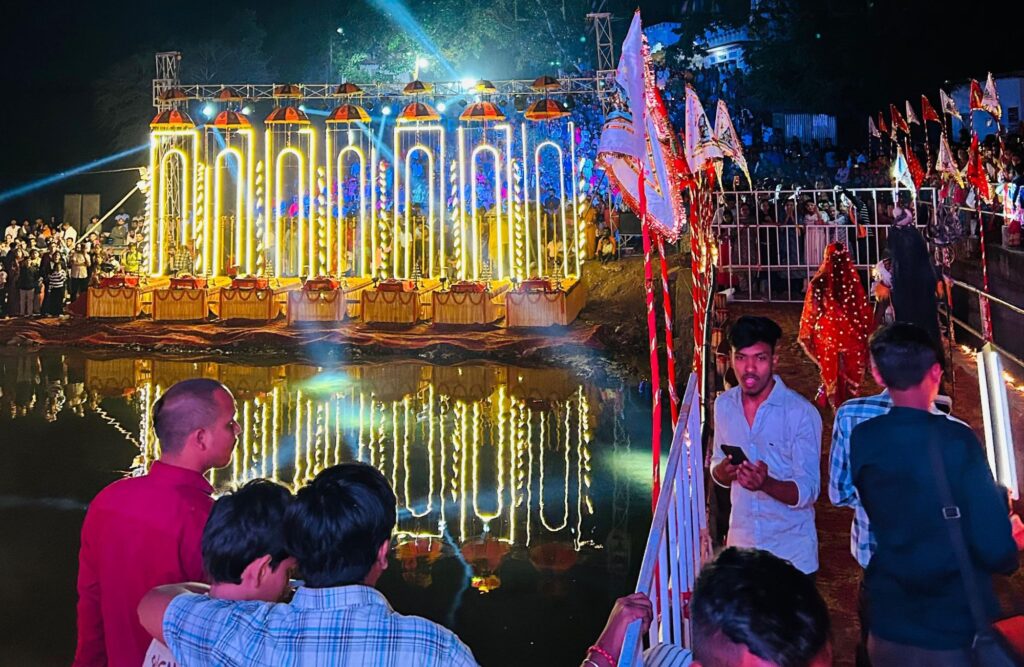 साक्षात देवों के दर्शन किए श्रद्धालु भक्त जनों ने- तुर्रीधाम में 15 नवंबर को हुआ देव दिवाली का अद्वितीय ऐतिहासिक आयोजन,पचास हजार शिव भक्त रहे मौजूद, गंगा आरती एवं भोलेनाथ की आराधना की हजारों लोगों ने, यूट्यूब पर एक साथ 10 लाख लोगों ने देखा लाइव टेलीकास्ट साक्षात देवों के दर्शन किए श्रद्धालु भक्त जनों ने- तुर्रीधाम में 15 नवंबर को हुआ देव दिवाली का अद्वितीय ऐतिहासिक आयोजन,पचास हजार शिव भक्त रहे मौजूद, गंगा आरती एवं भोलेनाथ की आराधना की हजारों लोगों ने, यूट्यूब पर एक साथ 10 लाख लोगों ने देखा लाइव टेलीकास्ट kshititech
