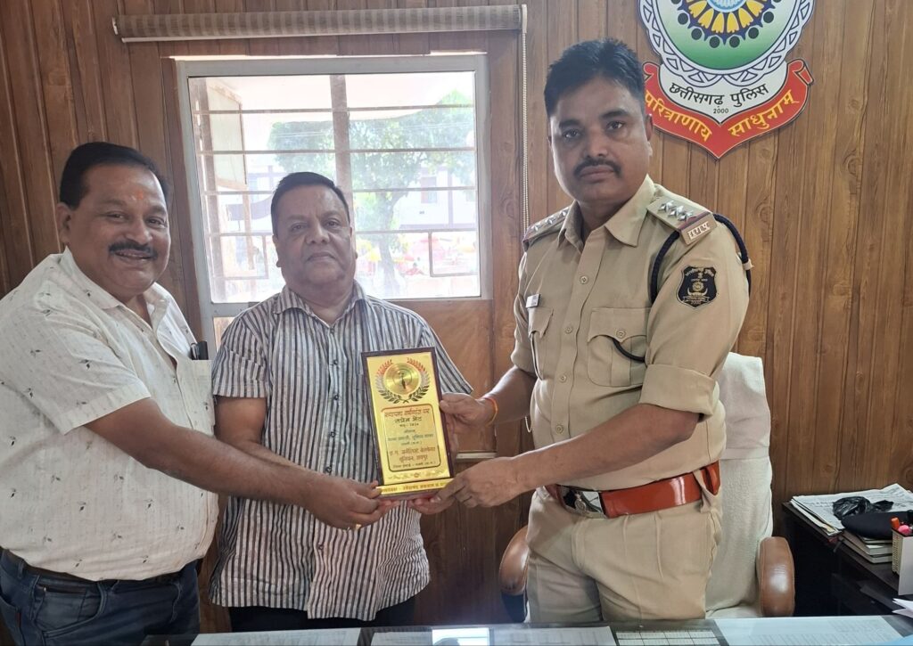 साइबर अपराधों पर मीडिया के सुझाव- जनर्लिस्ट वेलफेयर यूनियन शक्ति जिले के पदाधिकारियो ने की एसडीओ पुलिस एवं टीआई साहब से मुलाकात, पुलिस प्रशासन के कार्यों की करी प्रशंसा तो वहीं साइबर क्राइम संबंधी मामलों पर लगाम कसने और प्रयास करने के लिए दिए सुझाव साइबर अपराधों पर मीडिया के सुझाव- जनर्लिस्ट वेलफेयर यूनियन शक्ति जिले के पदाधिकारियो ने की एसडीओ पुलिस एवं टीआई साहब से मुलाकात, पुलिस प्रशासन के कार्यों की करी प्रशंसा तो वहीं साइबर क्राइम संबंधी मामलों पर लगाम कसने और प्रयास करने के लिए दिए सुझाव kshititech