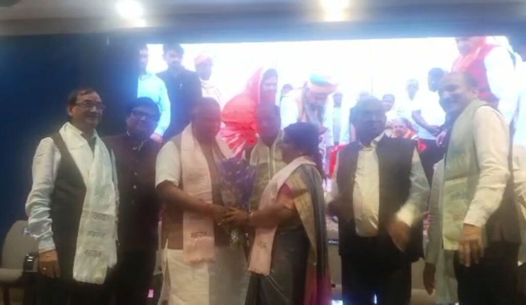 समाज सेविका हेमलता बंसल का अग्रवाल सभा रायपुर ने प्रदेश स्तरीय मंच पर किया सम्मान, स्वर्ण भूमि में सामूहिक तुलसी विवाह एवं एकादशी उद्यापन में प्रमुख योगदान दिया था हेमलता बंसल ने, 25 वर्षों से समाज सेवा एवं धर्म के क्षेत्र में अग्रणी भूमिका निभा रही है हेमलता kshititech