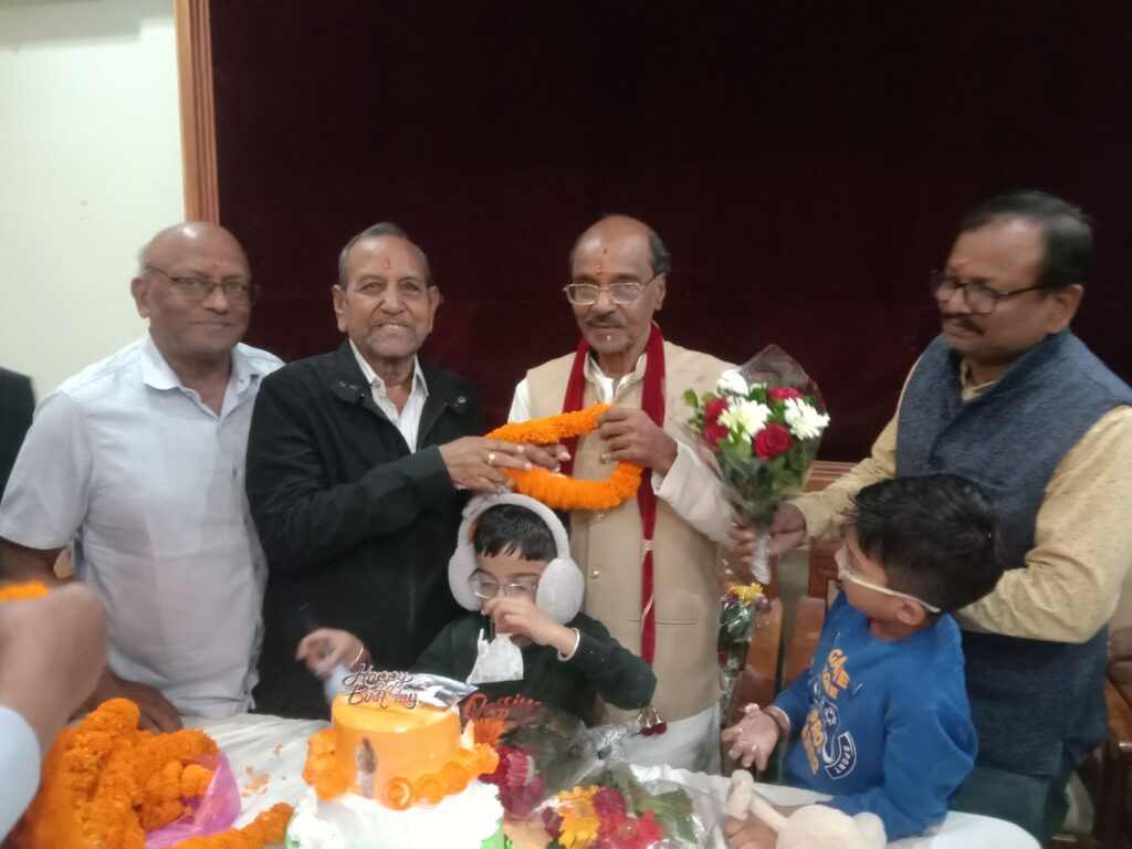 सेवा तथा रचनात्मक कार्यों के साथ मना पूर्व नगर पालिका अध्यक्ष रामअवतार का जन्मदिन- 25 नवंबर की शाम गिरिराज रेन बसेरा में अपने प्रशंसकों के बीच काटा केक, सिद्ध श्री हनुमान मंदिर थाना चौक में करी पूजा- अर्चना, 70 वर्ष पूर्ण कर 71वें वर्ष में प्रवेश किया रामावतार ने kshititech