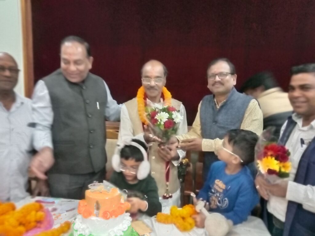 सेवा तथा रचनात्मक कार्यों के साथ मना पूर्व नगर पालिका अध्यक्ष रामअवतार का जन्मदिन- 25 नवंबर की शाम गिरिराज रेन बसेरा में अपने प्रशंसकों के बीच काटा केक, सिद्ध श्री हनुमान मंदिर थाना चौक में करी पूजा- अर्चना, 70 वर्ष पूर्ण कर 71वें वर्ष में प्रवेश किया रामावतार ने kshititech