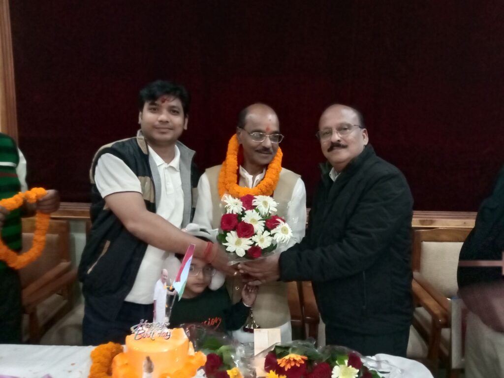 सेवा तथा रचनात्मक कार्यों के साथ मना पूर्व नगर पालिका अध्यक्ष रामअवतार का जन्मदिन- 25 नवंबर की शाम गिरिराज रेन बसेरा में अपने प्रशंसकों के बीच काटा केक, सिद्ध श्री हनुमान मंदिर थाना चौक में करी पूजा- अर्चना, 70 वर्ष पूर्ण कर 71वें वर्ष में प्रवेश किया रामावतार ने kshititech