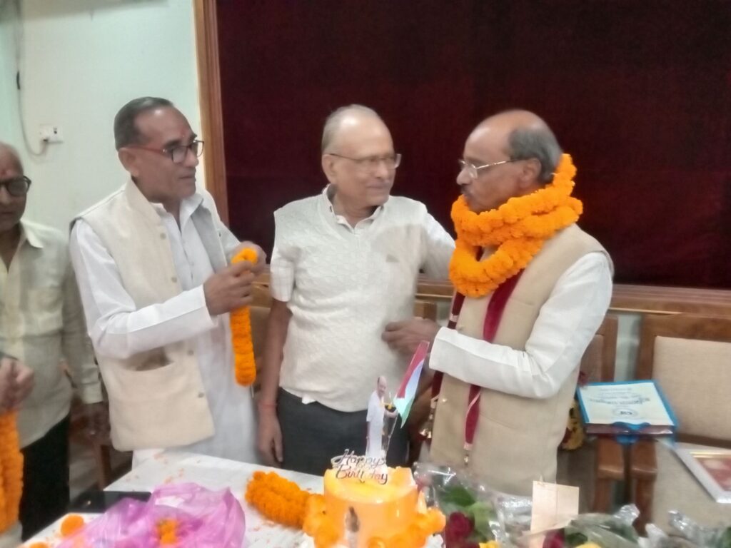 सेवा तथा रचनात्मक कार्यों के साथ मना पूर्व नगर पालिका अध्यक्ष रामअवतार का जन्मदिन- 25 नवंबर की शाम गिरिराज रेन बसेरा में अपने प्रशंसकों के बीच काटा केक, सिद्ध श्री हनुमान मंदिर थाना चौक में करी पूजा- अर्चना, 70 वर्ष पूर्ण कर 71वें वर्ष में प्रवेश किया रामावतार ने kshititech