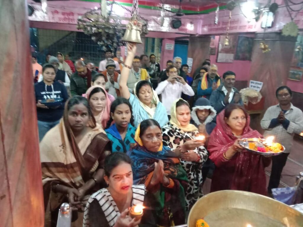 अगहन अमावस्या पर शक्ति के प्रसिद्ध महामाई दाई मंदिर में हुआ सुंदरकांड पाठ का आयोजन, धर्म प्रेमी भक्तों ने करी सहभागिता, धर्म प्रेमी देवेंद्र सोनी ने कहा-पूर्णिमा एवं अमावस्या पर नियमित हो रहा सुंदरकांड पाठ का आयोजन अगहन अमावस्या पर शक्ति के प्रसिद्ध महामाई दाई मंदिर में हुआ सुंदरकांड पाठ का आयोजन, धर्म प्रेमी भक्तों ने करी सहभागिता, धर्म प्रेमी देवेंद्र सोनी ने कहा-पूर्णिमा एवं अमावस्या पर नियमित हो रहा सुंदरकांड पाठ का आयोजन kshititech
