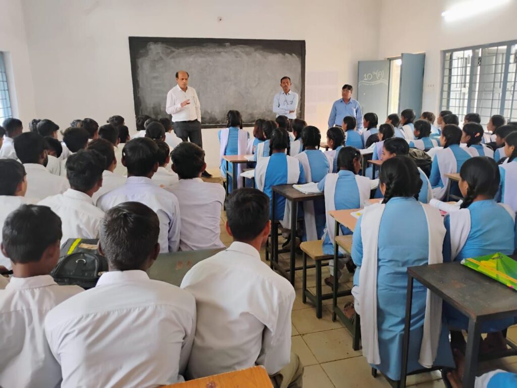 शक्ति जिले में शिक्षा विभाग का परीक्षा गुणवत्ता अभियान के तहत जिला शिक्षा अधिकारी चंद्रा के नेतृत्व में चल रहा निरंतर जनसंपर्क अभियान, न्योता भोज कार्यक्रम में पहुंचे शक्ति कलेक्टर तोपनो साहब Console Corptech