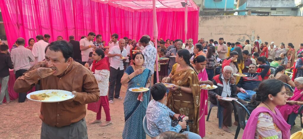 7000 श्रद्धालुओं ने ग्रहण किया दत्त भोग प्रसाद,15 दिसंबर को संपन्न हुआ दत्तात्रेय जयंती महोत्सव, ट्रस्ट के अध्यक्ष हरिवल्लभ अग्रवाल के मार्गदर्शन में हुए जयंती महोत्सव का आयोजन 7000 श्रद्धालुओं ने ग्रहण किया दत्त भोग प्रसाद,15 दिसंबर को संपन्न हुआ दत्तात्रेय जयंती महोत्सव, ट्रस्ट के अध्यक्ष हरिवल्लभ अग्रवाल के मार्गदर्शन में हुए जयंती महोत्सव का आयोजन kshititech