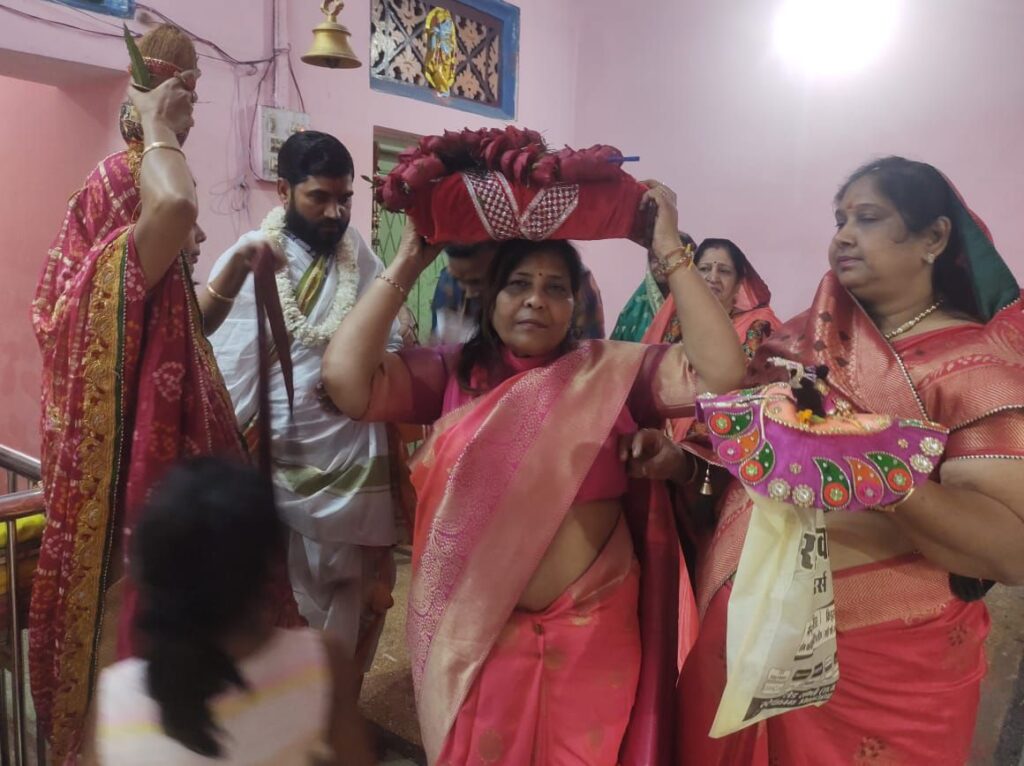 शक्ति की हटरी धर्मशाला में चल रहा श्रीमद् भागवत कथा का आयोजन,वृंदावन से पधारे भागवत कथा वाचक विभिन्न प्रसंगों के माध्यम से करा रहे कथा का रसपान, महिला सदस्य जुटे हैं आयोजन को मूर्त रूप देने में, पूरा शहर डूबा है प्रभु की भक्ति में शक्ति की हटरी धर्मशाला में चल रहा श्रीमद् भागवत कथा का आयोजन,वृंदावन से पधारे भागवत कथा वाचक विभिन्न प्रसंगों के माध्यम से करा रहे कथा का रसपान, महिला सदस्य जुटे हैं आयोजन को मूर्त रूप देने में, पूरा शहर डूबा है प्रभु की भक्ति में kshititech