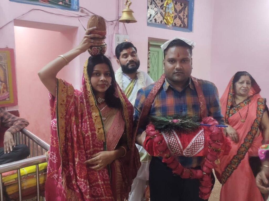 शक्ति की हटरी धर्मशाला में चल रहा श्रीमद् भागवत कथा का आयोजन,वृंदावन से पधारे भागवत कथा वाचक विभिन्न प्रसंगों के माध्यम से करा रहे कथा का रसपान, महिला सदस्य जुटे हैं आयोजन को मूर्त रूप देने में, पूरा शहर डूबा है प्रभु की भक्ति में शक्ति की हटरी धर्मशाला में चल रहा श्रीमद् भागवत कथा का आयोजन,वृंदावन से पधारे भागवत कथा वाचक विभिन्न प्रसंगों के माध्यम से करा रहे कथा का रसपान, महिला सदस्य जुटे हैं आयोजन को मूर्त रूप देने में, पूरा शहर डूबा है प्रभु की भक्ति में kshititech