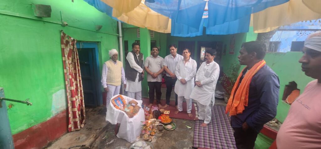 नारायण चौहान के निधन पर श्रद्धांजलि अर्पित किया कॉग्रेस नेताओं ने,दशकर्म में पहुंचे जिले भर के कांग्रेस नेता,सामाजिक कार्यकर्ता के रूप में लोकप्रिय थे नारायण नारायण चौहान के निधन पर श्रद्धांजलि अर्पित किया कॉग्रेस नेताओं ने,दशकर्म में पहुंचे जिले भर के कांग्रेस नेता,सामाजिक कार्यकर्ता के रूप में लोकप्रिय थे नारायण kshititech