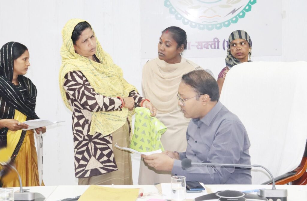 कलेक्टर तोपनो ने ली साप्ताहिक समय सीमा की बैठक,जिले के धान खरीदी केंद्रों से धान उठाव में लाए तेजी-कलेक्टर,कलेक्टर ने जनपद स्तर पर आयोजित कृत्रिम अंग एवं सहायक उपकरण वितरण शिविर में आयुष्मान वय वंदन योजना अंतर्गत पंजीयन करने के दिए निर्देश,विभिन्न विभागों के कार्यों की विस्तार से की गई समीक्षा, लंबित प्रकरणों का शीघ्र निराकरण करने के दिए निर्देश कलेक्टर तोपनो ने ली साप्ताहिक समय सीमा की बैठक,जिले के धान खरीदी केंद्रों से धान उठाव में लाए तेजी-कलेक्टर,कलेक्टर ने जनपद स्तर पर आयोजित कृत्रिम अंग एवं सहायक उपकरण वितरण शिविर में आयुष्मान वय वंदन योजना अंतर्गत पंजीयन करने के दिए निर्देश,विभिन्न विभागों के कार्यों की विस्तार से की गई समीक्षा, लंबित प्रकरणों का शीघ्र निराकरण करने के दिए निर्देश kshititech
