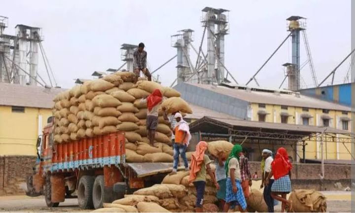 सत्ता बदलते ही सही नीतियों का क्रियान्वयन ना होने से राइस मिल संचालकों को हो रही परेशानियां-नई नीति से सरकार एवं मिलर्स के बीच समझौते के बावजूद प्रदेश के कई जिलों के मिलर्स में नाराजगी,मिलर्स कह रहे- शासन तकनीकी रूप से फंसे पेंचों को करे दूर, तभी हो पाएगी मिलिंग Console Corptech