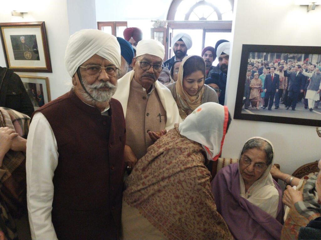 छत्तीसगढ़ विधानसभा के नेता प्रतिपक्ष महंत जी पहुंचे पूर्व प्रधानमंत्री जी के दिल्ली निवास, पूर्व पीएम डॉ मनमोहन सिंह को दी श्रद्धांजलि, पूर्व विधायक गुरमुख सिंह होरा भी रहे मौजूद,महंत जी ने कहा- डॉक्टर मनमोहन सिंह जी ने प्रधानमंत्री रहते हुए देश के विकास को दी नई दिशा छत्तीसगढ़ विधानसभा के नेता प्रतिपक्ष महंत जी पहुंचे पूर्व प्रधानमंत्री जी के दिल्ली निवास, पूर्व पीएम डॉ मनमोहन सिंह को दी श्रद्धांजलि, पूर्व विधायक गुरमुख सिंह होरा भी रहे मौजूद,महंत जी ने कहा- डॉक्टर मनमोहन सिंह जी ने प्रधानमंत्री रहते हुए देश के विकास को दी नई दिशा kshititech