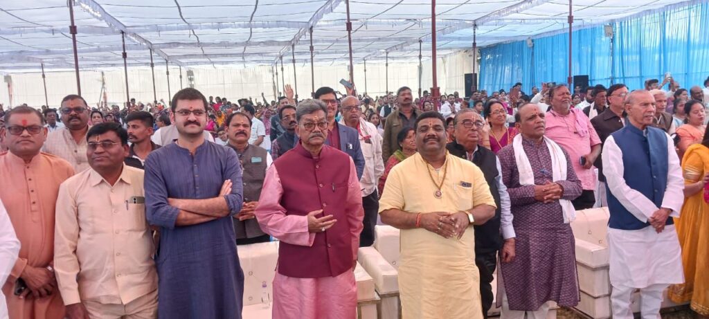 नेता प्रतिपक्ष महंत जी ने लिया संत रितेश्वर महाराज का आशीर्वाद,05 जनवरी को गुरुदेव के प्राकटय महोत्सव में कांग्रेस विधायकों एवम नेताओ के साथ शिरकत की महंत जी ने,अमरताल में आयोजित था कार्यक्रम, हजारों भक्तजन पहुंचे थे गुरुदेव के प्राकट्य महोत्सव में नेता प्रतिपक्ष महंत जी ने लिया संत रितेश्वर महाराज का आशीर्वाद,05 जनवरी को गुरुदेव के प्राकटय महोत्सव में कांग्रेस विधायकों एवम नेताओ के साथ शिरकत की महंत जी ने,अमरताल में आयोजित था कार्यक्रम, हजारों भक्तजन पहुंचे थे गुरुदेव के प्राकट्य महोत्सव में kshititech