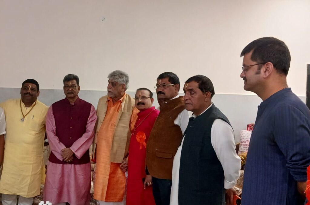 नेता प्रतिपक्ष महंत जी ने लिया संत रितेश्वर महाराज का आशीर्वाद,05 जनवरी को गुरुदेव के प्राकटय महोत्सव में कांग्रेस विधायकों एवम नेताओ के साथ शिरकत की महंत जी ने,अमरताल में आयोजित था कार्यक्रम, हजारों भक्तजन पहुंचे थे गुरुदेव के प्राकट्य महोत्सव में नेता प्रतिपक्ष महंत जी ने लिया संत रितेश्वर महाराज का आशीर्वाद,05 जनवरी को गुरुदेव के प्राकटय महोत्सव में कांग्रेस विधायकों एवम नेताओ के साथ शिरकत की महंत जी ने,अमरताल में आयोजित था कार्यक्रम, हजारों भक्तजन पहुंचे थे गुरुदेव के प्राकट्य महोत्सव में kshititech
