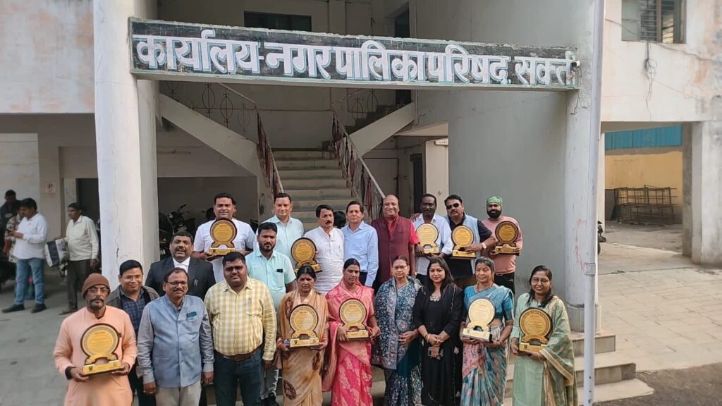 नगर पालिका शक्ति के जन प्रतिनिधियों का समाप्त हुआ कार्यकाल- 6 जनवरी को नगर पालिका अध्यक्ष सुषमा आयसवाल ने विदाई समारोह में सभी पार्षदों को दिया स्मृति चिन्ह,सुषमा ने कहा- आपका साथ सदैव शक्ति शहर के विकास में मिलता रहा, हमने बनाया शहर को विकास के मामले में अग्रणी, अध्यक्ष पति दादू जायसवाल ने कहा- सुषमा के अध्यक्ष बनने पर हम दोनों ने शहर विकास के लिए दिन रात एक करी सेवा नगर पालिका शक्ति के जन प्रतिनिधियों का समाप्त हुआ कार्यकाल- 6 जनवरी को नगर पालिका अध्यक्ष सुषमा आयसवाल ने विदाई समारोह में सभी पार्षदों को दिया स्मृति चिन्ह,सुषमा ने कहा- आपका साथ सदैव शक्ति शहर के विकास में मिलता रहा, हमने बनाया शहर को विकास के मामले में अग्रणी, अध्यक्ष पति दादू जायसवाल ने कहा- सुषमा के अध्यक्ष बनने पर हम दोनों ने शहर विकास के लिए दिन रात एक करी सेवा kshititech