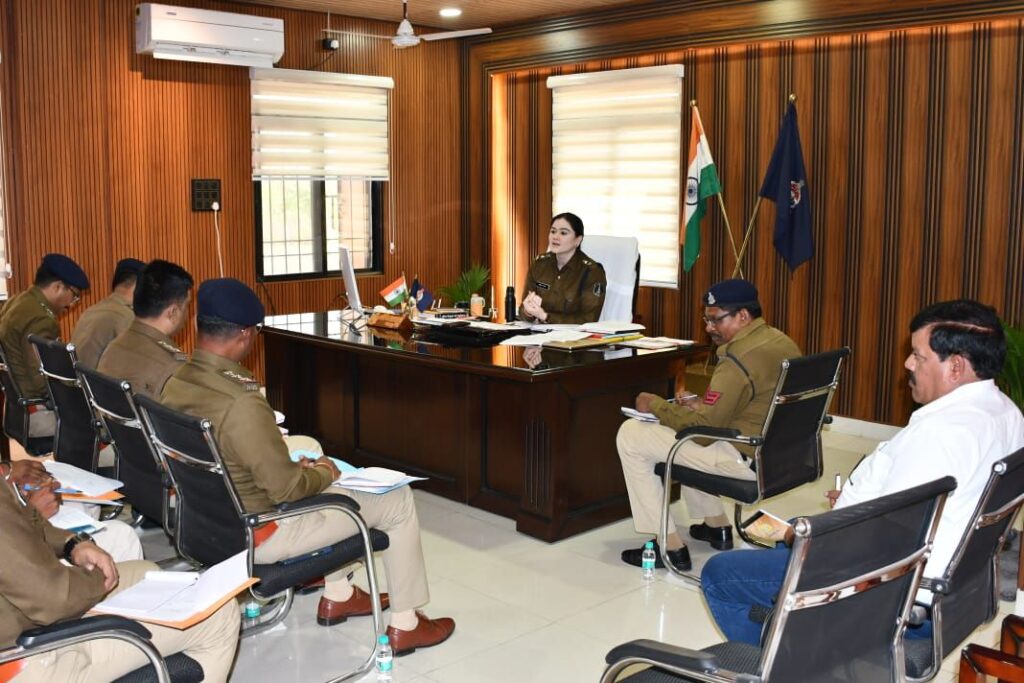 पुलिस अधीक्षक अंकिता शर्मा ने ली राजपत्रित अधिकारियों एवं थाना प्रभारीयो की एसपी मैडम ने कहा- थानों में रखे साफ सफाई, रिकॉर्ड रहे अप टू डेट,करी मामलों की समीक्षा,जैजैपुर पुलिस ने छोटी सी बात पर हत्या करने वाले आरोपी को किया गिरफ्तार पुलिस अधीक्षक अंकिता शर्मा ने ली राजपत्रित अधिकारियों एवं थाना प्रभारीयो की एसपी मैडम ने कहा- थानों में रखे साफ सफाई, रिकॉर्ड रहे अप टू डेट,करी मामलों की समीक्षा,जैजैपुर पुलिस ने छोटी सी बात पर हत्या करने वाले आरोपी को किया गिरफ्तार kshititech