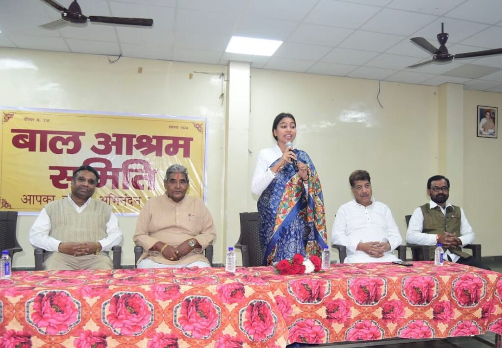 झारखंड की विधायक पूर्णिमा साहू ने की राजधानी रायपुर के विभिन्न कार्यक्रमों में सहभागिता, बीज विकास निगम के पूर्व डायरेक्टर हरिवल्लभ अग्रवाल भी रहे साथ मौजूद, वीर बाल दिवस के मौके पर बल आश्रम में बच्चों को किया पुरस्कारों का वितरण झारखंड की विधायक पूर्णिमा साहू ने की राजधानी रायपुर के विभिन्न कार्यक्रमों में सहभागिता, बीज विकास निगम के पूर्व डायरेक्टर हरिवल्लभ अग्रवाल भी रहे साथ मौजूद, वीर बाल दिवस के मौके पर बल आश्रम में बच्चों को किया पुरस्कारों का वितरण kshititech