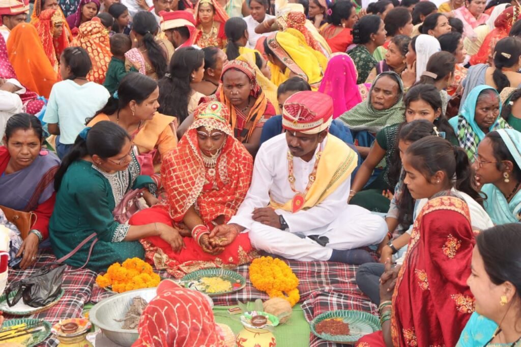ऐतिहासिक रहा सामूहिक विवाह- 36 हजार रुपये प्रति जोड़ो को दिया गया सहायता राशि का चेक- शक्ति में हजारों लोगों ने उपस्थित होकर दिया नवयुगल जोड़ों को आशीर्वाद-मुख्यमंत्री कन्या विवाह योजना के अंतर्गत विधिवत मंत्रोच्चार के साथ 120 जोड़े बंधे परिणय सूत्र में, शक्ति के नंदेलीभाटा मैदान में 16 जनवरी को हुआ भव्य आयोजन, महिला बाल विकास विभाग ने किया था कार्यक्रम ऐतिहासिक रहा सामूहिक विवाह- 36 हजार रुपये प्रति जोड़ो को दिया गया सहायता राशि का चेक- शक्ति में हजारों लोगों ने उपस्थित होकर दिया नवयुगल जोड़ों को आशीर्वाद-मुख्यमंत्री कन्या विवाह योजना के अंतर्गत विधिवत मंत्रोच्चार के साथ 120 जोड़े बंधे परिणय सूत्र में, शक्ति के नंदेलीभाटा मैदान में 16 जनवरी को हुआ भव्य आयोजन, महिला बाल विकास विभाग ने किया था कार्यक्रम kshititech