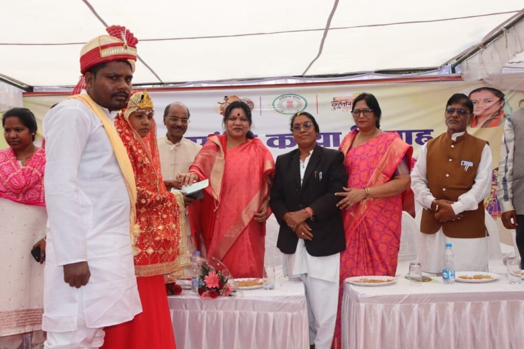ऐतिहासिक रहा सामूहिक विवाह- 36 हजार रुपये प्रति जोड़ो को दिया गया सहायता राशि का चेक- शक्ति में हजारों लोगों ने उपस्थित होकर दिया नवयुगल जोड़ों को आशीर्वाद-मुख्यमंत्री कन्या विवाह योजना के अंतर्गत विधिवत मंत्रोच्चार के साथ 120 जोड़े बंधे परिणय सूत्र में, शक्ति के नंदेलीभाटा मैदान में 16 जनवरी को हुआ भव्य आयोजन, महिला बाल विकास विभाग ने किया था कार्यक्रम ऐतिहासिक रहा सामूहिक विवाह- 36 हजार रुपये प्रति जोड़ो को दिया गया सहायता राशि का चेक- शक्ति में हजारों लोगों ने उपस्थित होकर दिया नवयुगल जोड़ों को आशीर्वाद-मुख्यमंत्री कन्या विवाह योजना के अंतर्गत विधिवत मंत्रोच्चार के साथ 120 जोड़े बंधे परिणय सूत्र में, शक्ति के नंदेलीभाटा मैदान में 16 जनवरी को हुआ भव्य आयोजन, महिला बाल विकास विभाग ने किया था कार्यक्रम kshititech