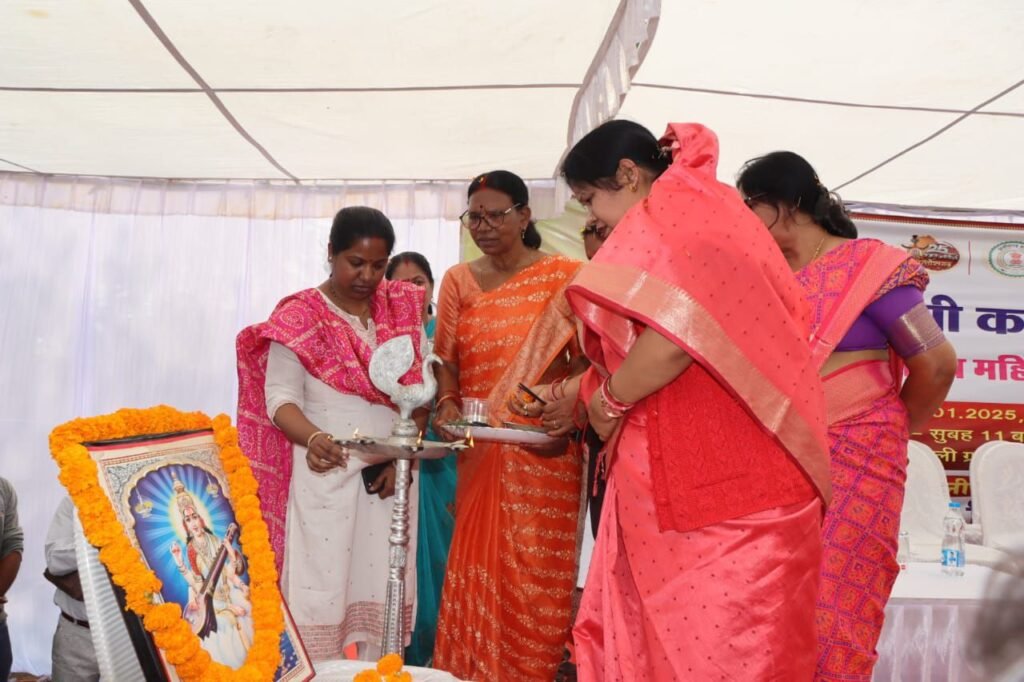 ऐतिहासिक रहा सामूहिक विवाह- 36 हजार रुपये प्रति जोड़ो को दिया गया सहायता राशि का चेक- शक्ति में हजारों लोगों ने उपस्थित होकर दिया नवयुगल जोड़ों को आशीर्वाद-मुख्यमंत्री कन्या विवाह योजना के अंतर्गत विधिवत मंत्रोच्चार के साथ 120 जोड़े बंधे परिणय सूत्र में, शक्ति के नंदेलीभाटा मैदान में 16 जनवरी को हुआ भव्य आयोजन, महिला बाल विकास विभाग ने किया था कार्यक्रम ऐतिहासिक रहा सामूहिक विवाह- 36 हजार रुपये प्रति जोड़ो को दिया गया सहायता राशि का चेक- शक्ति में हजारों लोगों ने उपस्थित होकर दिया नवयुगल जोड़ों को आशीर्वाद-मुख्यमंत्री कन्या विवाह योजना के अंतर्गत विधिवत मंत्रोच्चार के साथ 120 जोड़े बंधे परिणय सूत्र में, शक्ति के नंदेलीभाटा मैदान में 16 जनवरी को हुआ भव्य आयोजन, महिला बाल विकास विभाग ने किया था कार्यक्रम kshititech