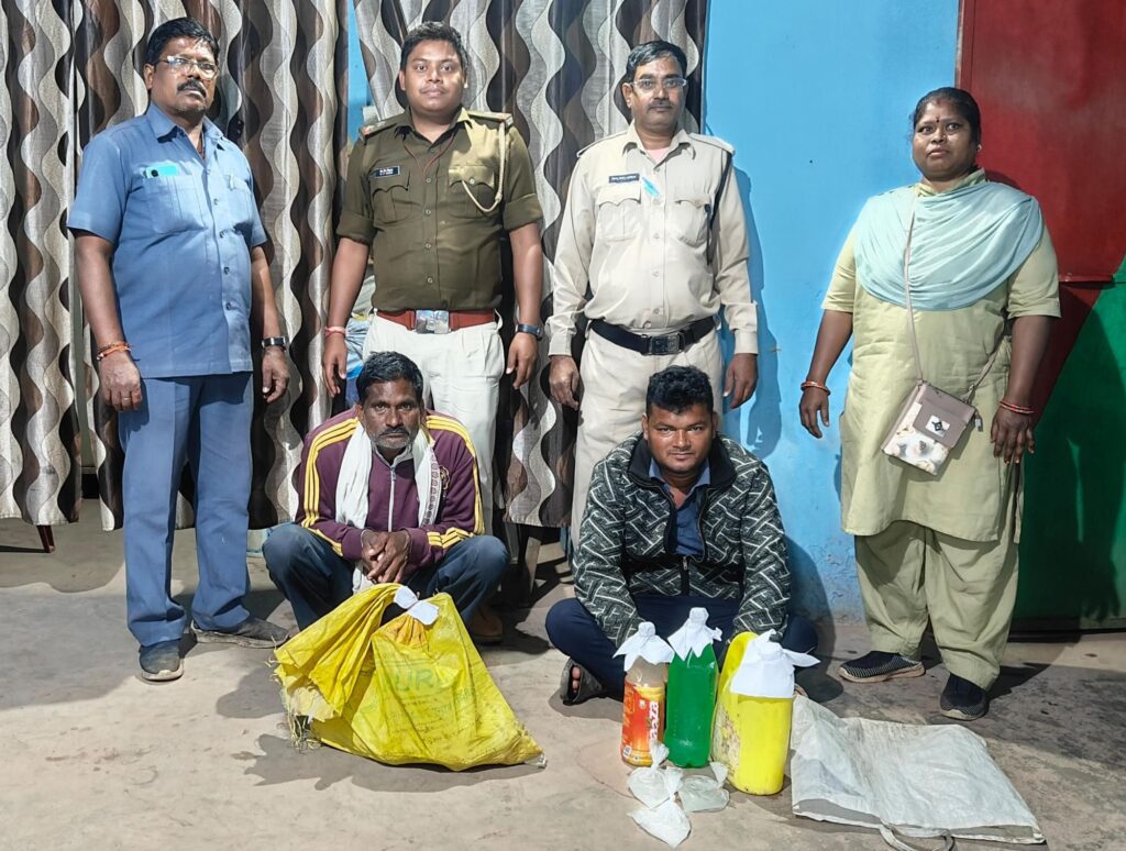 आबकारी विभाग की मालखरौदा वृत्त की टीम ने करी अवैध महुआ शराब पर बड़ी कार्रवाई,19.5 लीटर शराब के साथ ही आरोपी गिरफ्तार, वृत्त प्रभारी कोमल सिंह सिदार की सजगता एवं सक्रियता से अवैध महुआ शराब के कारोबारीयो में दशहत आबकारी विभाग की मालखरौदा वृत्त की टीम ने करी अवैध महुआ शराब पर बड़ी कार्रवाई,19.5 लीटर शराब के साथ ही आरोपी गिरफ्तार, वृत्त प्रभारी कोमल सिंह सिदार की सजगता एवं सक्रियता से अवैध महुआ शराब के कारोबारीयो में दशहत kshititech