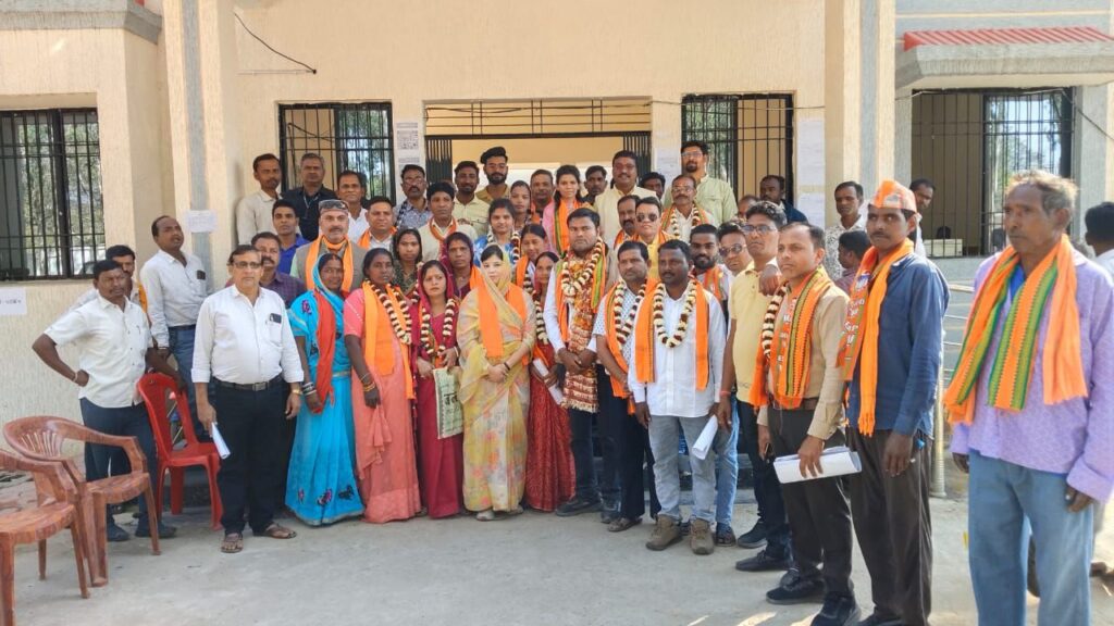 अड़भार नगर पंचायत के भाजपा प्रत्याशियो ने किया नामांकन दाखिला, भाजपा नेत्री बहु रानी संयोगिता सिंह जूदेव,मंडल अध्यक्ष जिवेंद्र गबेल एवं वरिष्ठ भाजपा नेता रामकुमार गबेल रहे मौजूद, रामकुमार गबेल ने कहा- केंद्र की मोदी सरकार और राज्य की विष्णु देव की सरकार शहरी क्षेत्र में कर रही विकास के काम अड़भार नगर पंचायत के भाजपा प्रत्याशियो ने किया नामांकन दाखिला, भाजपा नेत्री बहु रानी संयोगिता सिंह जूदेव,मंडल अध्यक्ष जिवेंद्र गबेल एवं वरिष्ठ भाजपा नेता रामकुमार गबेल रहे मौजूद, रामकुमार गबेल ने कहा- केंद्र की मोदी सरकार और राज्य की विष्णु देव की सरकार शहरी क्षेत्र में कर रही विकास के काम kshititech