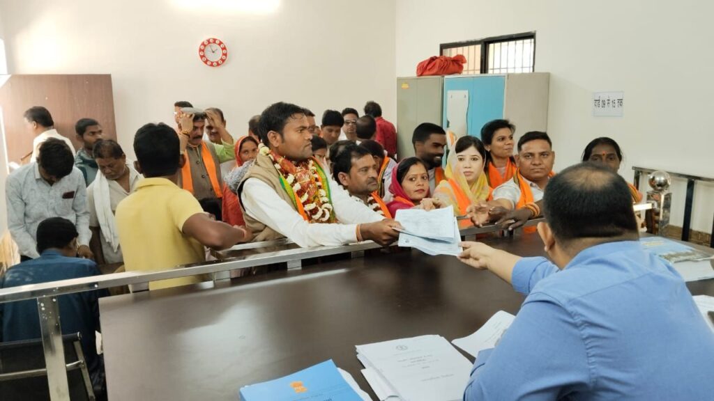 अड़भार नगर पंचायत के भाजपा प्रत्याशियो ने किया नामांकन दाखिला, भाजपा नेत्री बहु रानी संयोगिता सिंह जूदेव,मंडल अध्यक्ष जिवेंद्र गबेल एवं वरिष्ठ भाजपा नेता रामकुमार गबेल रहे मौजूद, रामकुमार गबेल ने कहा- केंद्र की मोदी सरकार और राज्य की विष्णु देव की सरकार शहरी क्षेत्र में कर रही विकास के काम अड़भार नगर पंचायत के भाजपा प्रत्याशियो ने किया नामांकन दाखिला, भाजपा नेत्री बहु रानी संयोगिता सिंह जूदेव,मंडल अध्यक्ष जिवेंद्र गबेल एवं वरिष्ठ भाजपा नेता रामकुमार गबेल रहे मौजूद, रामकुमार गबेल ने कहा- केंद्र की मोदी सरकार और राज्य की विष्णु देव की सरकार शहरी क्षेत्र में कर रही विकास के काम kshititech