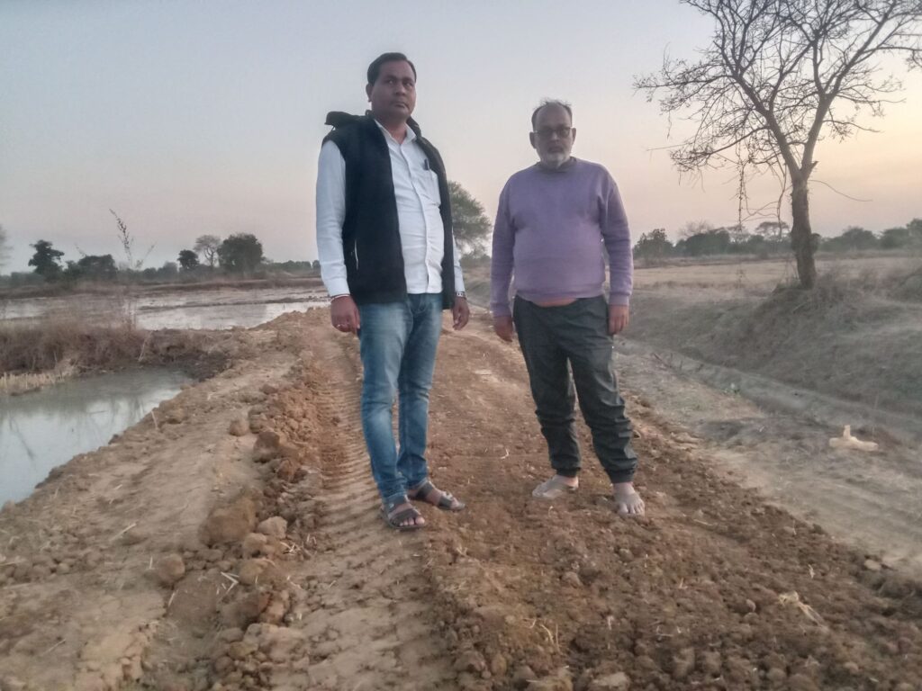 पूर्व जनपद उपाध्यक्ष अमृत सोनहर एवं लाल बहादुर की सजगता से गतवा माइनर में स्वयं के खर्चे से बनाई जा रही किसानों की सुविधा के लिए सड़क,क्षेत्रवासियों ने भी किया आभार पूर्व जनपद उपाध्यक्ष अमृत सोनहर एवं लाल बहादुर की सजगता से गतवा माइनर में स्वयं के खर्चे से बनाई जा रही किसानों की सुविधा के लिए सड़क,क्षेत्रवासियों ने भी किया आभार kshititech