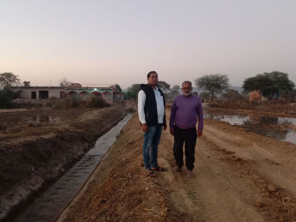 पूर्व जनपद उपाध्यक्ष अमृत सोनहर एवं लाल बहादुर की सजगता से गतवा माइनर में स्वयं के खर्चे से बनाई जा रही किसानों की सुविधा के लिए सड़क,क्षेत्रवासियों ने भी किया आभार पूर्व जनपद उपाध्यक्ष अमृत सोनहर एवं लाल बहादुर की सजगता से गतवा माइनर में स्वयं के खर्चे से बनाई जा रही किसानों की सुविधा के लिए सड़क,क्षेत्रवासियों ने भी किया आभार kshititech