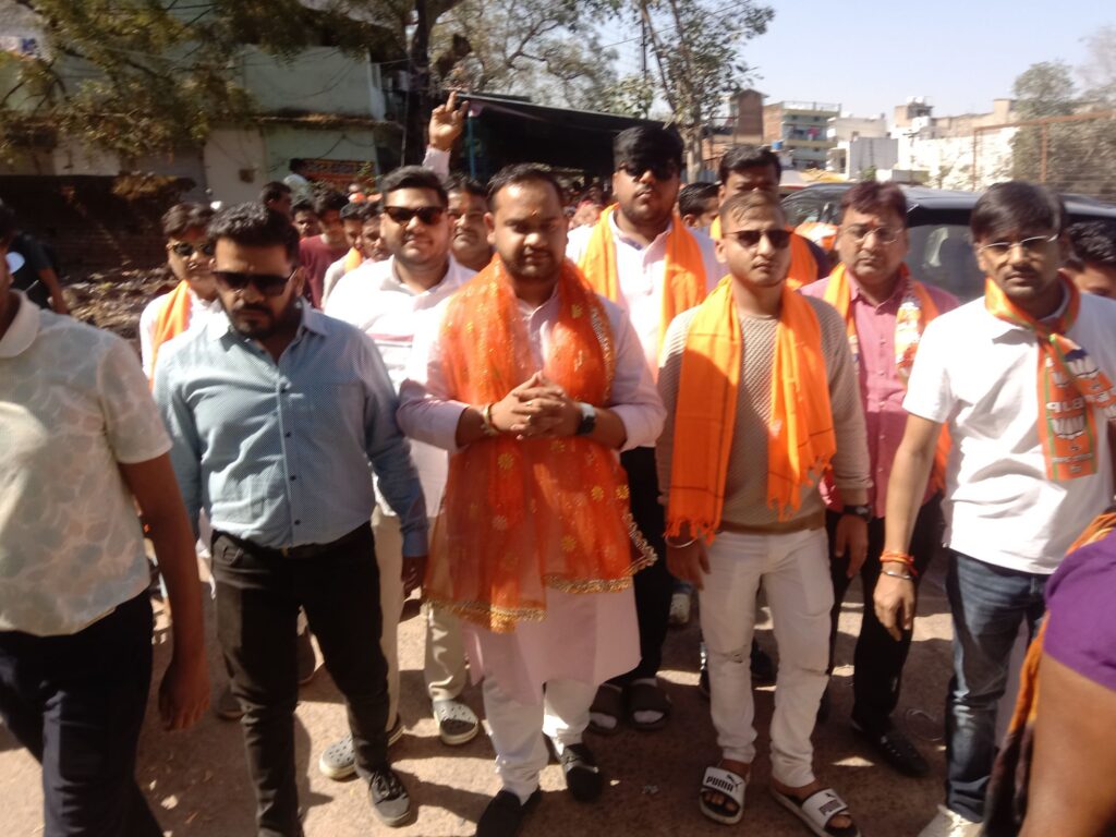 शक्ति शहर की सत्ता का संघर्ष शुरू- 28 जनवरी को नामांकन दाखिले के साथ सत्ता हासिल करने दिग्गज हस्तियों ने जनता का सेवक बनने का लिया संकल्प, कमल फूल से चिराग लल्ली,पंजे से रीना तो वहीं निर्दलीय प्रत्याशी के रूप में जनता के बीच पहुंचेंगे श्यामसुंदर अग्रवाल, राजनैतिक गलियारों में चर्चा- क्या भाजपा- कांग्रेस को फिर से जनता सौंपेगी सत्ता की चाबी या की निर्दलीयों के हाथो में होगी सत्ता शक्ति शहर की सत्ता का संघर्ष शुरू- 28 जनवरी को नामांकन दाखिले के साथ सत्ता हासिल करने दिग्गज हस्तियों ने जनता का सेवक बनने का लिया संकल्प, कमल फूल से चिराग लल्ली,पंजे से रीना तो वहीं निर्दलीय प्रत्याशी के रूप में जनता के बीच पहुंचेंगे श्यामसुंदर अग्रवाल, राजनैतिक गलियारों में चर्चा- क्या भाजपा- कांग्रेस को फिर से जनता सौंपेगी सत्ता की चाबी या की निर्दलीयों के हाथो में होगी सत्ता kshititech