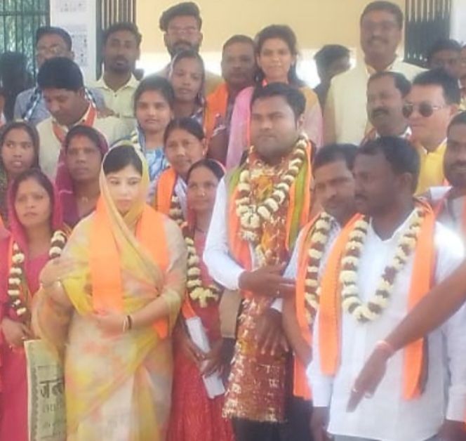 अड़भार नगर पंचायत के भाजपा प्रत्याशियो ने किया नामांकन दाखिला, भाजपा नेत्री बहु रानी संयोगिता सिंह जूदेव,मंडल अध्यक्ष जिवेंद्र गबेल एवं वरिष्ठ भाजपा नेता रामकुमार गबेल रहे मौजूद, रामकुमार गबेल ने कहा- केंद्र की मोदी सरकार और राज्य की विष्णु देव की सरकार शहरी क्षेत्र में कर रही विकास के काम अड़भार नगर पंचायत के भाजपा प्रत्याशियो ने किया नामांकन दाखिला, भाजपा नेत्री बहु रानी संयोगिता सिंह जूदेव,मंडल अध्यक्ष जिवेंद्र गबेल एवं वरिष्ठ भाजपा नेता रामकुमार गबेल रहे मौजूद, रामकुमार गबेल ने कहा- केंद्र की मोदी सरकार और राज्य की विष्णु देव की सरकार शहरी क्षेत्र में कर रही विकास के काम kshititech