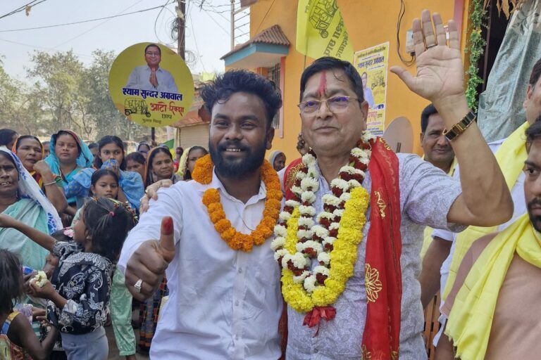 शक्ति में कोई अपने नेता का कर रहा रक्त से तिलक, तो वहीं ऐतिहासिक चल रहा अध्यक्ष प्रत्याशियों का चुनाव प्रचार, महिला प्रत्याशी के साथ दिख रही महिलाओं की भीड़, तो वही युवा प्रत्याशियों के साथ चल रहा रैला, शक्ति का त्रिकोणीय चुनाव प्रचार हो गया है हाईटेक, 2009 के त्रिकोणीय संघर्ष की स्थिति फिर बन गई है 2025 में शक्ति में कोई अपने नेता का कर रहा रक्त से तिलक, तो वहीं ऐतिहासिक चल रहा अध्यक्ष प्रत्याशियों का चुनाव प्रचार, महिला प्रत्याशी के साथ दिख रही महिलाओं की भीड़, तो वही युवा प्रत्याशियों के साथ चल रहा रैला, शक्ति का त्रिकोणीय चुनाव प्रचार हो गया है हाईटेक, 2009 के त्रिकोणीय संघर्ष की स्थिति फिर बन गई है 2025 में kshititech