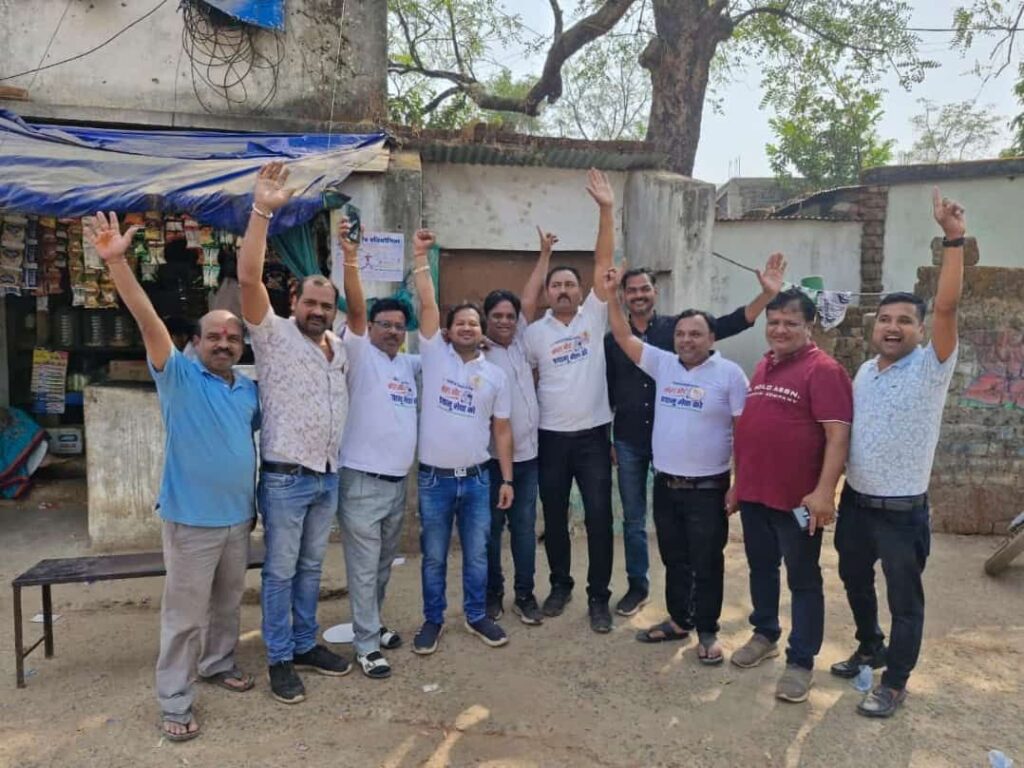 शक्ति में कहीं चाचा है प्रत्याशी, तो कहीं बेटी, तो कहीं बेटा है प्रत्याशी,रीना कह रही-साथ मिलकर शक्ति को बनाएंगे सशक्त और प्रगतिशील, तो वहीं चिराग कह रहे- मेरा होगा पहला कर्तव्य, शक्ति होगा भव्य, तो वही श्यामसुंदर कह रहे- हम सब मिलकर बनाएंगे शक्ति को सबसे सुंदर, शक्ति में बन रही त्रिकोणीय संघर्ष की स्थिति शक्ति में कहीं चाचा है प्रत्याशी, तो कहीं बेटी, तो कहीं बेटा है प्रत्याशी,रीना कह रही-साथ मिलकर शक्ति को बनाएंगे सशक्त और प्रगतिशील, तो वहीं चिराग कह रहे- मेरा होगा पहला कर्तव्य, शक्ति होगा भव्य, तो वही श्यामसुंदर कह रहे- हम सब मिलकर बनाएंगे शक्ति को सबसे सुंदर, शक्ति में बन रही त्रिकोणीय संघर्ष की स्थिति kshititech