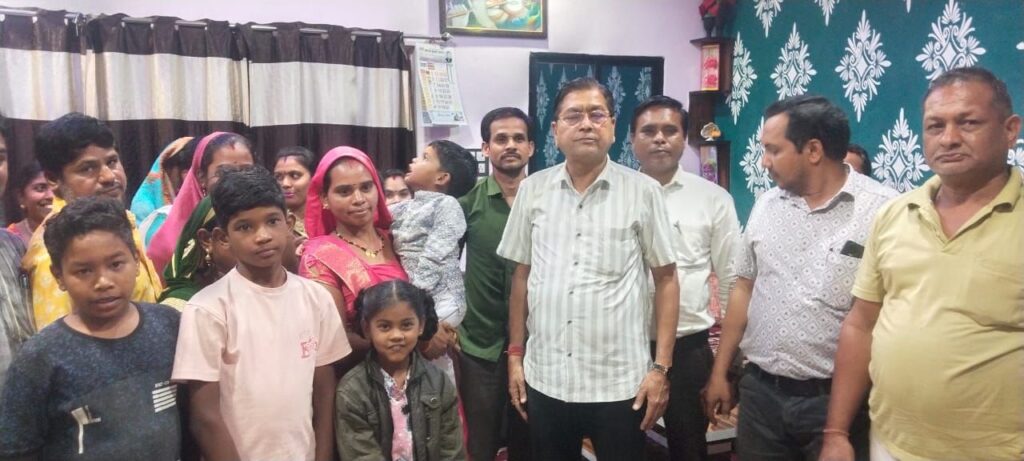 शक्ति में कहीं चाचा है प्रत्याशी, तो कहीं बेटी, तो कहीं बेटा है प्रत्याशी,रीना कह रही-साथ मिलकर शक्ति को बनाएंगे सशक्त और प्रगतिशील, तो वहीं चिराग कह रहे- मेरा होगा पहला कर्तव्य, शक्ति होगा भव्य, तो वही श्यामसुंदर कह रहे- हम सब मिलकर बनाएंगे शक्ति को सबसे सुंदर, शक्ति में बन रही त्रिकोणीय संघर्ष की स्थिति शक्ति में कहीं चाचा है प्रत्याशी, तो कहीं बेटी, तो कहीं बेटा है प्रत्याशी,रीना कह रही-साथ मिलकर शक्ति को बनाएंगे सशक्त और प्रगतिशील, तो वहीं चिराग कह रहे- मेरा होगा पहला कर्तव्य, शक्ति होगा भव्य, तो वही श्यामसुंदर कह रहे- हम सब मिलकर बनाएंगे शक्ति को सबसे सुंदर, शक्ति में बन रही त्रिकोणीय संघर्ष की स्थिति kshititech