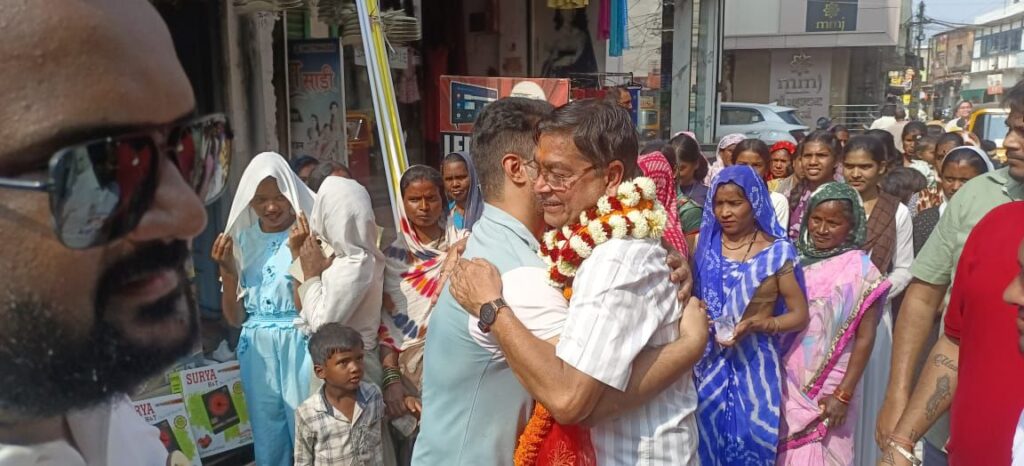 शक्ति में कहीं चाचा है प्रत्याशी, तो कहीं बेटी, तो कहीं बेटा है प्रत्याशी,रीना कह रही-साथ मिलकर शक्ति को बनाएंगे सशक्त और प्रगतिशील, तो वहीं चिराग कह रहे- मेरा होगा पहला कर्तव्य, शक्ति होगा भव्य, तो वही श्यामसुंदर कह रहे- हम सब मिलकर बनाएंगे शक्ति को सबसे सुंदर, शक्ति में बन रही त्रिकोणीय संघर्ष की स्थिति शक्ति में कहीं चाचा है प्रत्याशी, तो कहीं बेटी, तो कहीं बेटा है प्रत्याशी,रीना कह रही-साथ मिलकर शक्ति को बनाएंगे सशक्त और प्रगतिशील, तो वहीं चिराग कह रहे- मेरा होगा पहला कर्तव्य, शक्ति होगा भव्य, तो वही श्यामसुंदर कह रहे- हम सब मिलकर बनाएंगे शक्ति को सबसे सुंदर, शक्ति में बन रही त्रिकोणीय संघर्ष की स्थिति kshititech