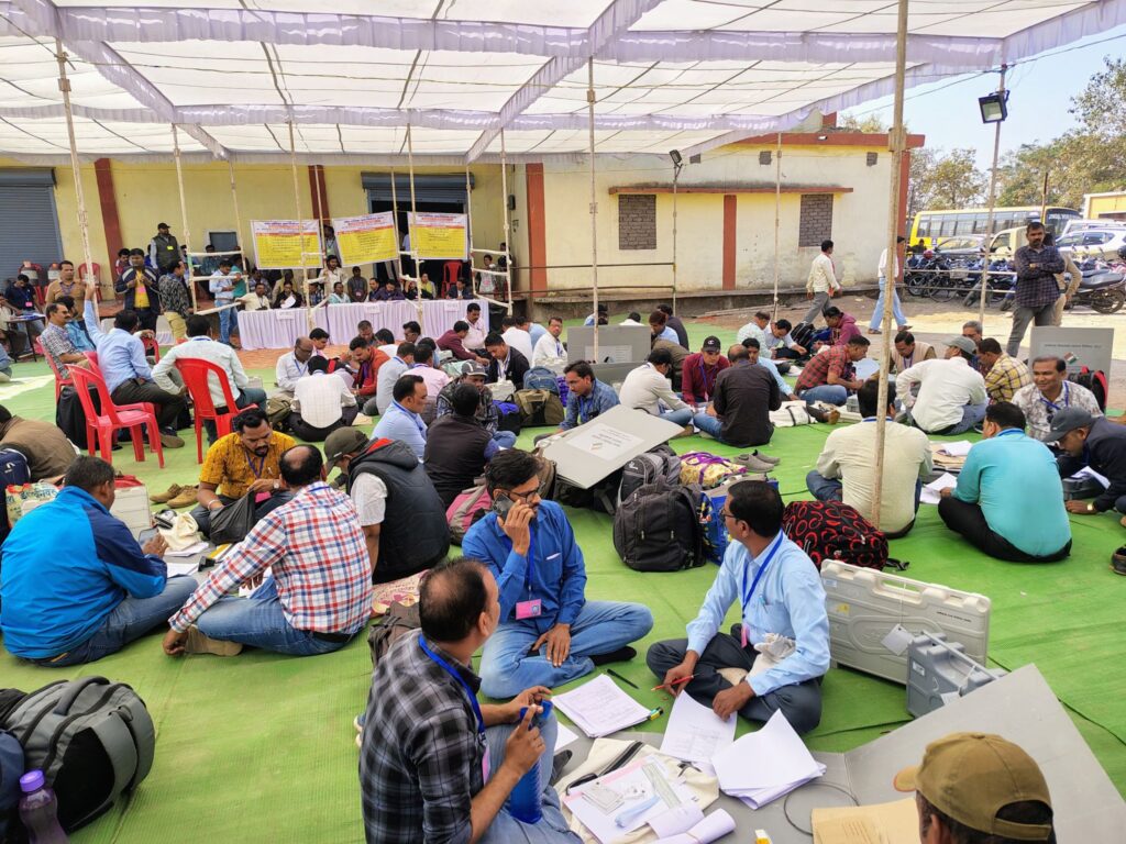 चलव संगी वोट डाले जाबो-नगर पालिका शक्ति के चुनाव में 18 वार्डों के लिए बने 18 मतदान केंद्र, शक्ति जिले के नगरीय निकायों में सुबह 8:00 से शाम 5:00 बजे तक होगा मतदान, कलेक्टर तोपनों ने करी शत-प्रतिशत मतदान की अपील, कलेक्टर साहब ने कहा- घरों से निकल कर जरूर डाले अपना वोट, जिला पुलिस अधीक्षक आईपीएस अंकिता शर्मा के निर्देशन में शांति व्यवस्था बनाए रखने पुलिस की भी है चाक चौबंद व्यवस्था चलव संगी वोट डाले जाबो-नगर पालिका शक्ति के चुनाव में 18 वार्डों के लिए बने 18 मतदान केंद्र, शक्ति जिले के नगरीय निकायों में सुबह 8:00 से शाम 5:00 बजे तक होगा मतदान, कलेक्टर तोपनों ने करी शत-प्रतिशत मतदान की अपील, कलेक्टर साहब ने कहा- घरों से निकल कर जरूर डाले अपना वोट, जिला पुलिस अधीक्षक आईपीएस अंकिता शर्मा के निर्देशन में शांति व्यवस्था बनाए रखने पुलिस की भी है चाक चौबंद व्यवस्था kshititech
