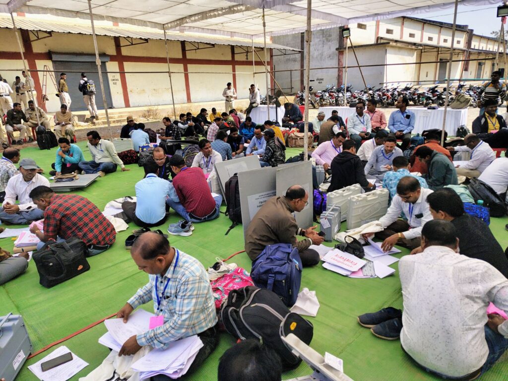 चलव संगी वोट डाले जाबो-नगर पालिका शक्ति के चुनाव में 18 वार्डों के लिए बने 18 मतदान केंद्र, शक्ति जिले के नगरीय निकायों में सुबह 8:00 से शाम 5:00 बजे तक होगा मतदान, कलेक्टर तोपनों ने करी शत-प्रतिशत मतदान की अपील, कलेक्टर साहब ने कहा- घरों से निकल कर जरूर डाले अपना वोट, जिला पुलिस अधीक्षक आईपीएस अंकिता शर्मा के निर्देशन में शांति व्यवस्था बनाए रखने पुलिस की भी है चाक चौबंद व्यवस्था चलव संगी वोट डाले जाबो-नगर पालिका शक्ति के चुनाव में 18 वार्डों के लिए बने 18 मतदान केंद्र, शक्ति जिले के नगरीय निकायों में सुबह 8:00 से शाम 5:00 बजे तक होगा मतदान, कलेक्टर तोपनों ने करी शत-प्रतिशत मतदान की अपील, कलेक्टर साहब ने कहा- घरों से निकल कर जरूर डाले अपना वोट, जिला पुलिस अधीक्षक आईपीएस अंकिता शर्मा के निर्देशन में शांति व्यवस्था बनाए रखने पुलिस की भी है चाक चौबंद व्यवस्था kshititech