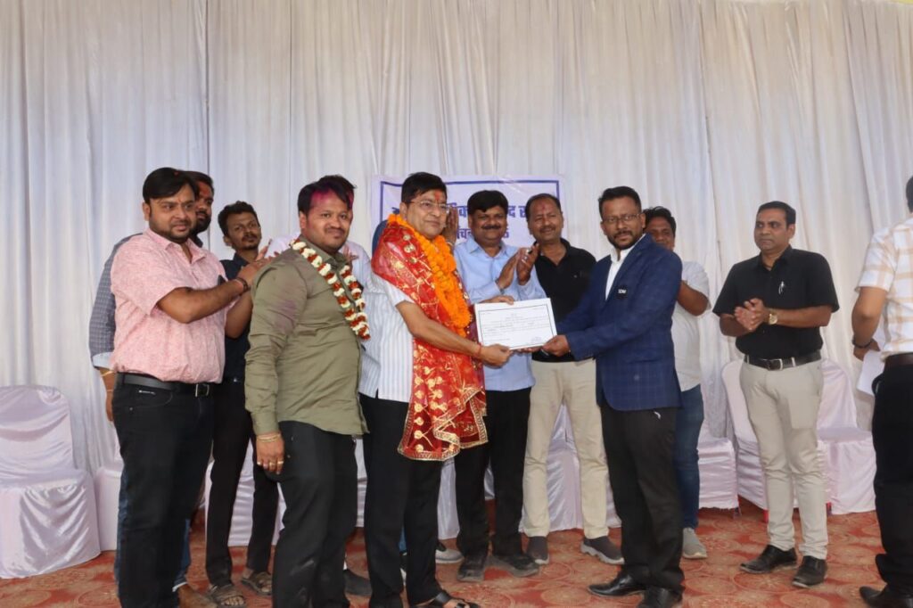 शक्ति के नवनिर्वाचित नगर पालिका अध्यक्ष श्यामसुंदर अग्रवाल को विद्वान पंडित भोला शंकर तिवारी ने उनके निवास पर पहुंच कर दी बधाई, मारवाड़ी युवा मंच की शक्ति शाखा एवं अंतर्राष्ट्रीय अग्रवाल सम्मेलन परिवार ने भी अध्यक्ष बनने पर किया सम्मान शक्ति के नवनिर्वाचित नगर पालिका अध्यक्ष श्यामसुंदर अग्रवाल को विद्वान पंडित भोला शंकर तिवारी ने उनके निवास पर पहुंच कर दी बधाई, मारवाड़ी युवा मंच की शक्ति शाखा एवं अंतर्राष्ट्रीय अग्रवाल सम्मेलन परिवार ने भी अध्यक्ष बनने पर किया सम्मान kshititech
