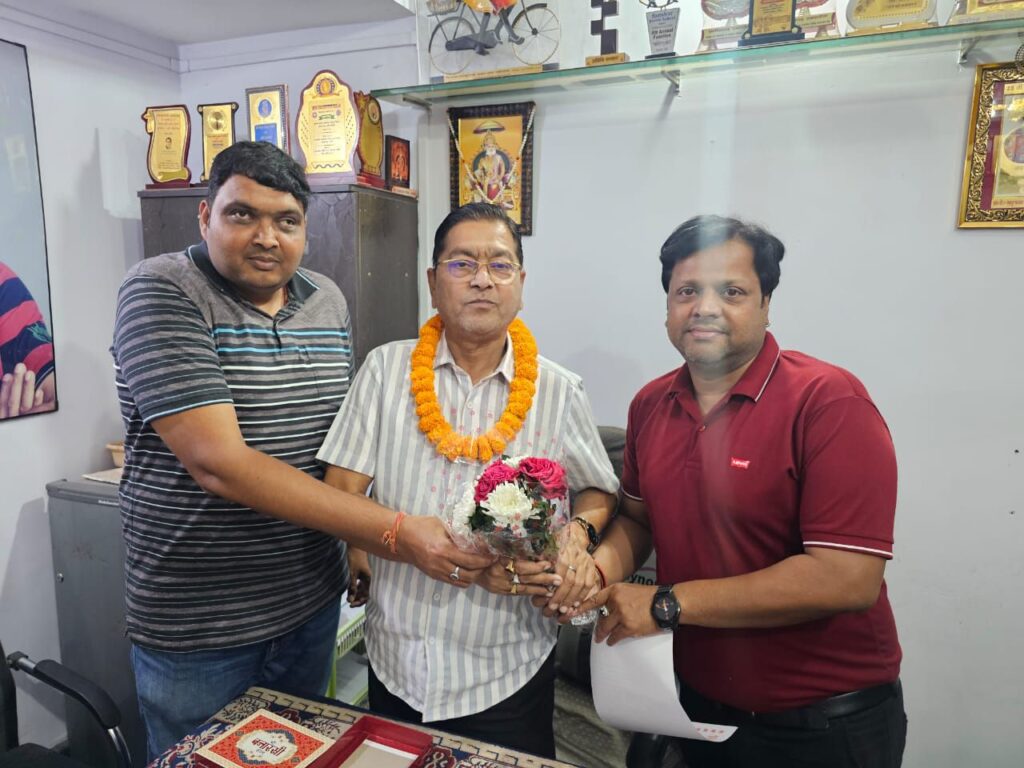 शक्ति के नवनिर्वाचित नगर पालिका अध्यक्ष श्यामसुंदर अग्रवाल को विद्वान पंडित भोला शंकर तिवारी ने उनके निवास पर पहुंच कर दी बधाई, मारवाड़ी युवा मंच की शक्ति शाखा एवं अंतर्राष्ट्रीय अग्रवाल सम्मेलन परिवार ने भी अध्यक्ष बनने पर किया सम्मान शक्ति के नवनिर्वाचित नगर पालिका अध्यक्ष श्यामसुंदर अग्रवाल को विद्वान पंडित भोला शंकर तिवारी ने उनके निवास पर पहुंच कर दी बधाई, मारवाड़ी युवा मंच की शक्ति शाखा एवं अंतर्राष्ट्रीय अग्रवाल सम्मेलन परिवार ने भी अध्यक्ष बनने पर किया सम्मान kshititech