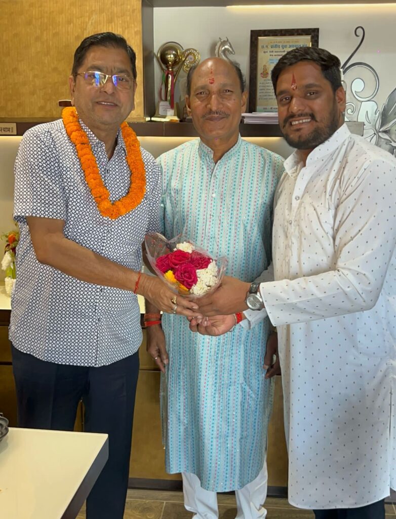 शक्ति के नवनिर्वाचित नगर पालिका अध्यक्ष श्यामसुंदर अग्रवाल को विद्वान पंडित भोला शंकर तिवारी ने उनके निवास पर पहुंच कर दी बधाई, मारवाड़ी युवा मंच की शक्ति शाखा एवं अंतर्राष्ट्रीय अग्रवाल सम्मेलन परिवार ने भी अध्यक्ष बनने पर किया सम्मान शक्ति के नवनिर्वाचित नगर पालिका अध्यक्ष श्यामसुंदर अग्रवाल को विद्वान पंडित भोला शंकर तिवारी ने उनके निवास पर पहुंच कर दी बधाई, मारवाड़ी युवा मंच की शक्ति शाखा एवं अंतर्राष्ट्रीय अग्रवाल सम्मेलन परिवार ने भी अध्यक्ष बनने पर किया सम्मान kshititech