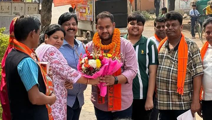 शक्ति में कहीं चाचा है प्रत्याशी, तो कहीं बेटी, तो कहीं बेटा है प्रत्याशी,रीना कह रही-साथ मिलकर शक्ति को बनाएंगे सशक्त और प्रगतिशील, तो वहीं चिराग कह रहे- मेरा होगा पहला कर्तव्य, शक्ति होगा भव्य, तो वही श्यामसुंदर कह रहे- हम सब मिलकर बनाएंगे शक्ति को सबसे सुंदर, शक्ति में बन रही त्रिकोणीय संघर्ष की स्थिति शक्ति में कहीं चाचा है प्रत्याशी, तो कहीं बेटी, तो कहीं बेटा है प्रत्याशी,रीना कह रही-साथ मिलकर शक्ति को बनाएंगे सशक्त और प्रगतिशील, तो वहीं चिराग कह रहे- मेरा होगा पहला कर्तव्य, शक्ति होगा भव्य, तो वही श्यामसुंदर कह रहे- हम सब मिलकर बनाएंगे शक्ति को सबसे सुंदर, शक्ति में बन रही त्रिकोणीय संघर्ष की स्थिति kshititech