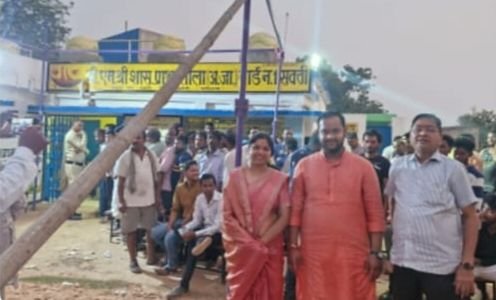 तीनों अध्यक्ष प्रत्याशियों ने एक साथ खिंचवाई ग्रुप फोटो- शक्ति नगर पालिका चुनाव में अंतिम समय तक रही त्रिकोणीय संघर्ष की स्थिति, पार्षदों के मामले में कांग्रेस है आगे, मिल सकती है कांग्रेस को 09 सीट, तो वहीं भाजपा को 07 एवं निर्दलीयों को दो सीट, 80% हुआ मतदान, वार्ड नंबर- 01 में देर रात्रि तक होता रहा मतदान तीनों अध्यक्ष प्रत्याशियों ने एक साथ खिंचवाई ग्रुप फोटो- शक्ति नगर पालिका चुनाव में अंतिम समय तक रही त्रिकोणीय संघर्ष की स्थिति, पार्षदों के मामले में कांग्रेस है आगे, मिल सकती है कांग्रेस को 09 सीट, तो वहीं भाजपा को 07 एवं निर्दलीयों को दो सीट, 80% हुआ मतदान, वार्ड नंबर- 01 में देर रात्रि तक होता रहा मतदान kshititech