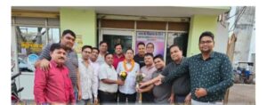 शक्ति के नवनिर्वाचित नगर पालिका अध्यक्ष श्यामसुंदर अग्रवाल को विद्वान पंडित भोला शंकर तिवारी ने उनके निवास पर पहुंच कर दी बधाई, मारवाड़ी युवा मंच की शक्ति शाखा एवं अंतर्राष्ट्रीय अग्रवाल सम्मेलन परिवार ने भी अध्यक्ष बनने पर किया सम्मान शक्ति के नवनिर्वाचित नगर पालिका अध्यक्ष श्यामसुंदर अग्रवाल को विद्वान पंडित भोला शंकर तिवारी ने उनके निवास पर पहुंच कर दी बधाई, मारवाड़ी युवा मंच की शक्ति शाखा एवं अंतर्राष्ट्रीय अग्रवाल सम्मेलन परिवार ने भी अध्यक्ष बनने पर किया सम्मान kshititech