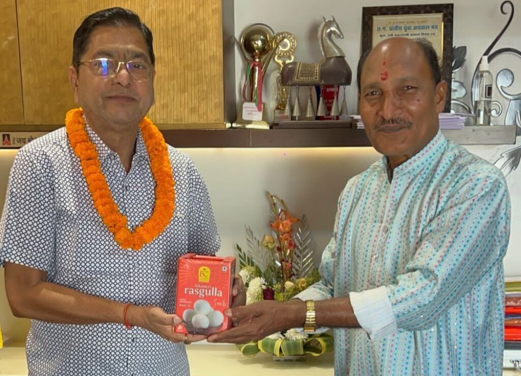 शक्ति के नवनिर्वाचित नगर पालिका अध्यक्ष श्यामसुंदर अग्रवाल को विद्वान पंडित भोला शंकर तिवारी ने उनके निवास पर पहुंच कर दी बधाई, मारवाड़ी युवा मंच की शक्ति शाखा एवं अंतर्राष्ट्रीय अग्रवाल सम्मेलन परिवार ने भी अध्यक्ष बनने पर किया सम्मान शक्ति के नवनिर्वाचित नगर पालिका अध्यक्ष श्यामसुंदर अग्रवाल को विद्वान पंडित भोला शंकर तिवारी ने उनके निवास पर पहुंच कर दी बधाई, मारवाड़ी युवा मंच की शक्ति शाखा एवं अंतर्राष्ट्रीय अग्रवाल सम्मेलन परिवार ने भी अध्यक्ष बनने पर किया सम्मान kshititech