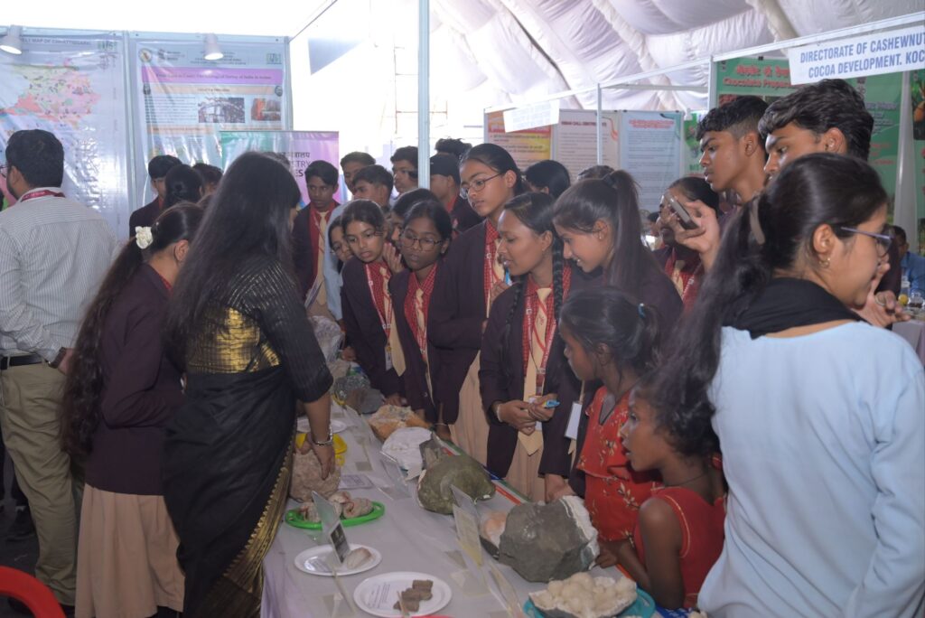 तीन दिवसीय प्रदर्शनी के समापन समारोह में पहुंची पुलिस अधीक्षक अंकिता शर्मा ने करी अपील-सुरक्षा की दृष्टि से हेलमेट लगाए एवं कार चलते समय सीट बेल्ट जरूर लगाए,शक्ति के नंदेली भाटा में 24 मार्च को हुआ प्रगतिशील छत्तीसगढ़ प्रदर्शनी का समापन, स्थानीय सांसद कमलेश जांगड़े की पहल पर करीब 20000 लोगों ने प्रदर्शनी का लिया लाभ, फ्रेंड्स एग्जिबिशन प्रमोशन प्राइवेट लिमिटेड ने किया था आयोजन तीन दिवसीय प्रदर्शनी के समापन समारोह में पहुंची पुलिस अधीक्षक अंकिता शर्मा ने करी अपील-सुरक्षा की दृष्टि से हेलमेट लगाए एवं कार चलते समय सीट बेल्ट जरूर लगाए,शक्ति के नंदेली भाटा में 24 मार्च को हुआ प्रगतिशील छत्तीसगढ़ प्रदर्शनी का समापन, स्थानीय सांसद कमलेश जांगड़े की पहल पर करीब 20000 लोगों ने प्रदर्शनी का लिया लाभ, फ्रेंड्स एग्जिबिशन प्रमोशन प्राइवेट लिमिटेड ने किया था आयोजन kshititech