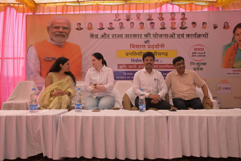 तीन दिवसीय प्रदर्शनी के समापन समारोह में पहुंची पुलिस अधीक्षक अंकिता शर्मा ने करी अपील-सुरक्षा की दृष्टि से हेलमेट लगाए एवं कार चलते समय सीट बेल्ट जरूर लगाए,शक्ति के नंदेली भाटा में 24 मार्च को हुआ प्रगतिशील छत्तीसगढ़ प्रदर्शनी का समापन, स्थानीय सांसद कमलेश जांगड़े की पहल पर करीब 20000 लोगों ने प्रदर्शनी का लिया लाभ, फ्रेंड्स एग्जिबिशन प्रमोशन प्राइवेट लिमिटेड ने किया था आयोजन तीन दिवसीय प्रदर्शनी के समापन समारोह में पहुंची पुलिस अधीक्षक अंकिता शर्मा ने करी अपील-सुरक्षा की दृष्टि से हेलमेट लगाए एवं कार चलते समय सीट बेल्ट जरूर लगाए,शक्ति के नंदेली भाटा में 24 मार्च को हुआ प्रगतिशील छत्तीसगढ़ प्रदर्शनी का समापन, स्थानीय सांसद कमलेश जांगड़े की पहल पर करीब 20000 लोगों ने प्रदर्शनी का लिया लाभ, फ्रेंड्स एग्जिबिशन प्रमोशन प्राइवेट लिमिटेड ने किया था आयोजन kshititech