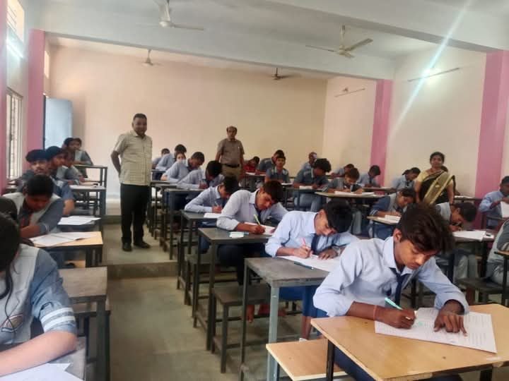 शक्ति जिले में बोर्ड परीक्षा के प्रथम दिवस जिला शिक्षा अधिकारी ने किया शासकीय उच्चतर माध्यमिक विद्यालय कन्या शाला शक्ति के परीक्षा केंद्र का निरीक्षण, जिले के चार विकासखंडों में कल 98 परीक्षार्थी रहे अनुपस्थित शक्ति जिले में बोर्ड परीक्षा के प्रथम दिवस जिला शिक्षा अधिकारी ने किया शासकीय उच्चतर माध्यमिक विद्यालय कन्या शाला शक्ति के परीक्षा केंद्र का निरीक्षण, जिले के चार विकासखंडों में कल 98 परीक्षार्थी रहे अनुपस्थित kshititech